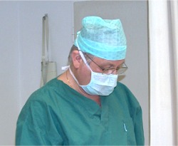 Dr. Kurt Batelka bei einem chirurgischen Eingriff